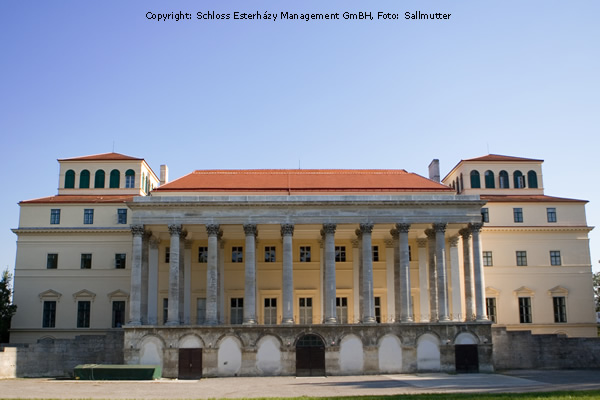 R&uuml;ckseite Schloss Esterh&aacute;zy mit S&auml;lenhalle